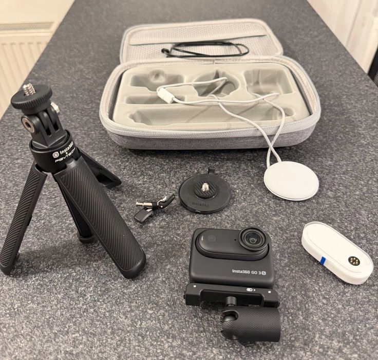 Insta360 GO 3S 128GB Travel Bundle + Quick Reader stare impecabilă
