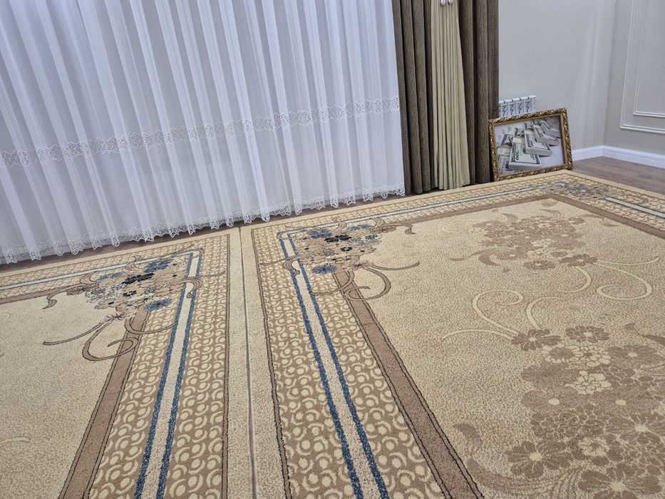 Классический ковёр с орнаментом — чистый и ухоженный