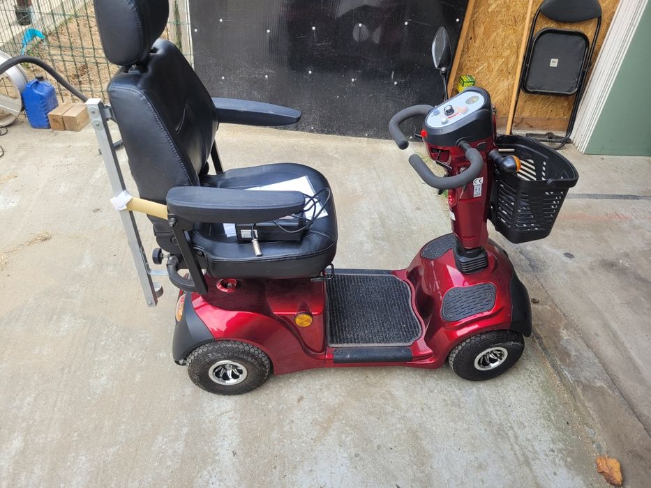 Scuter carut electric pentru persoane cu dizabilități
