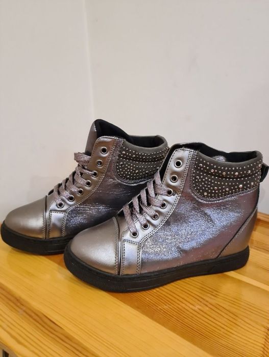 Чисто нови кецове