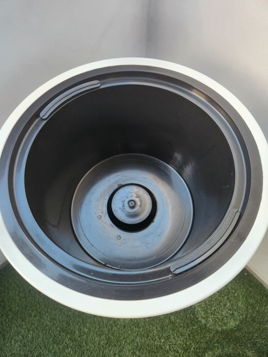 Продавам 3 броя кашпи в запазено състояние.
размери: Ф39 см, височина