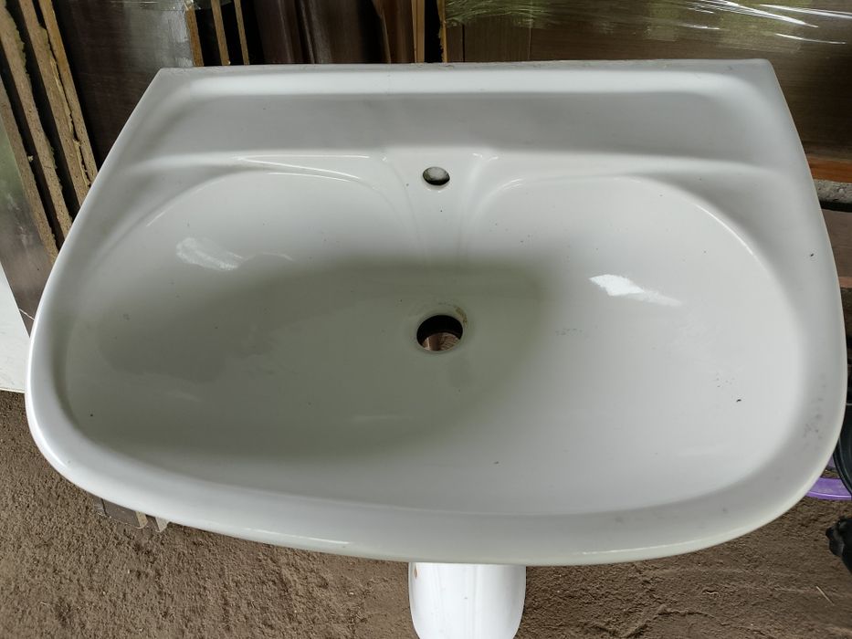 Раковина с ножкой.