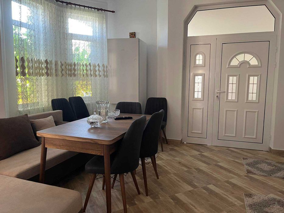 Продава: Къща РЗП 380 кв.м., двор 262 кв.м. в Карлово