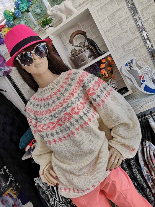 Ръчно изплетен пуловер