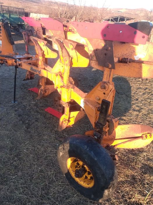 Vând plug Huard Tr65  3 brazde pisele de uzură bune fără rupturi