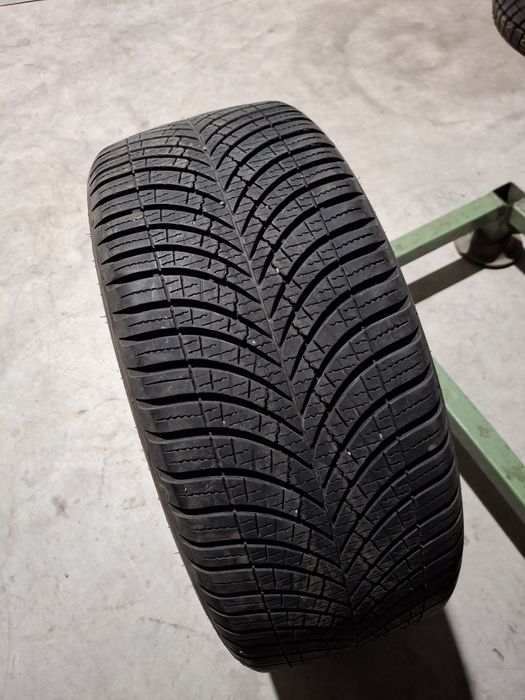 2 Anvelopele de iarnă 215 40 r18  Goodyear