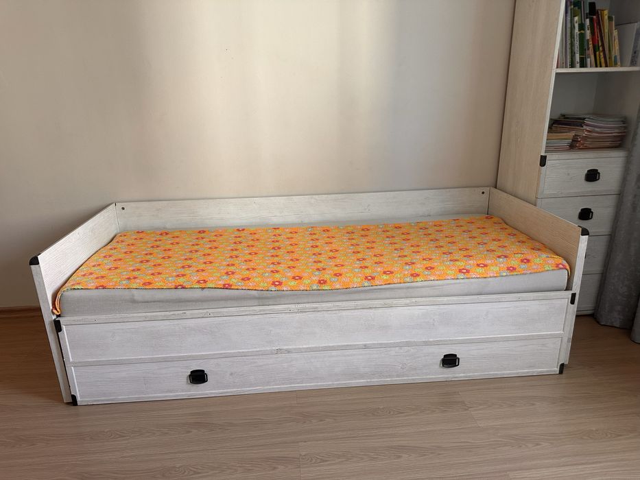 Продам детскую гарнитуру шкаф, стол письменный,диван