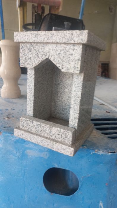 Свещници за гробища от камък оригинален със стъкло