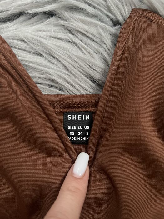 V-образно боди SHEIN