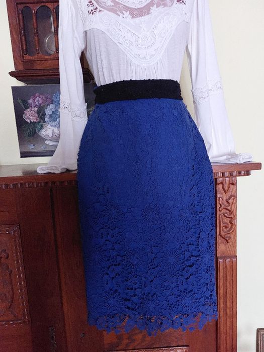 Fusta noua din dantela naturala plina dublata si colturi la poale