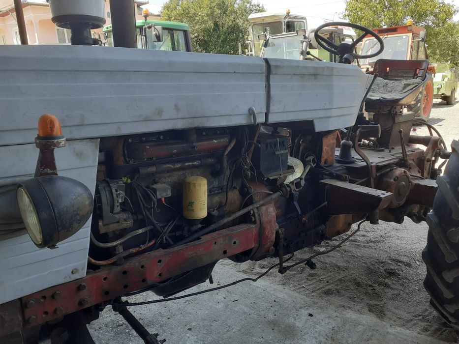 Vând două tractoare.
