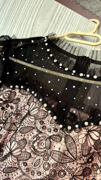 Продавам две офицярни рокли едната е носена а другата само пробвана