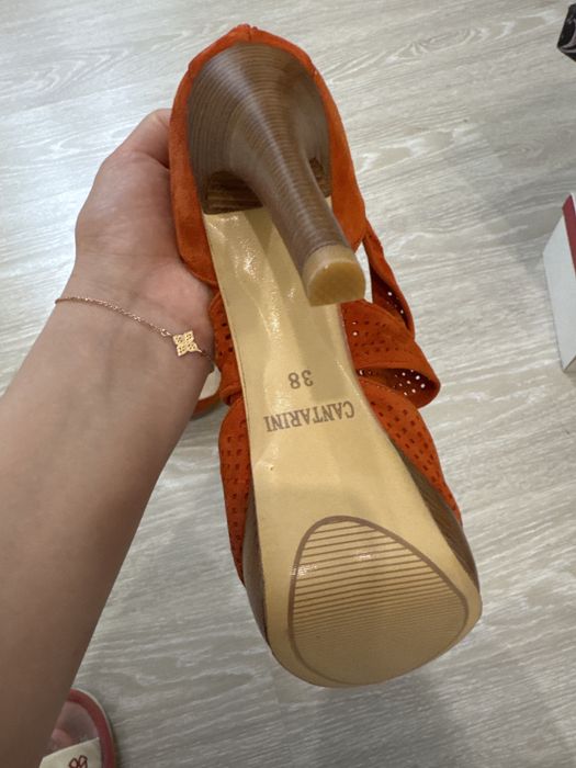 Отдам бесплатно туфли 38 размера ноги