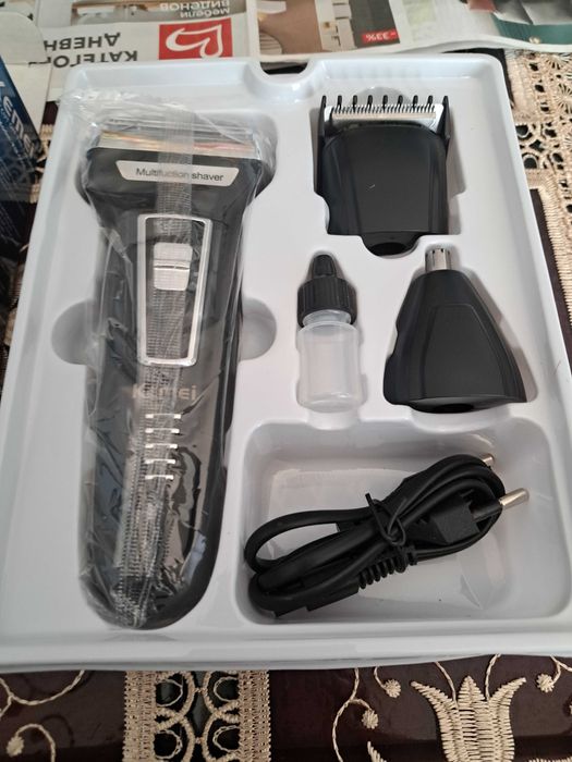 Продавам комплект машинка за подстригване и оформяне  на Брада!