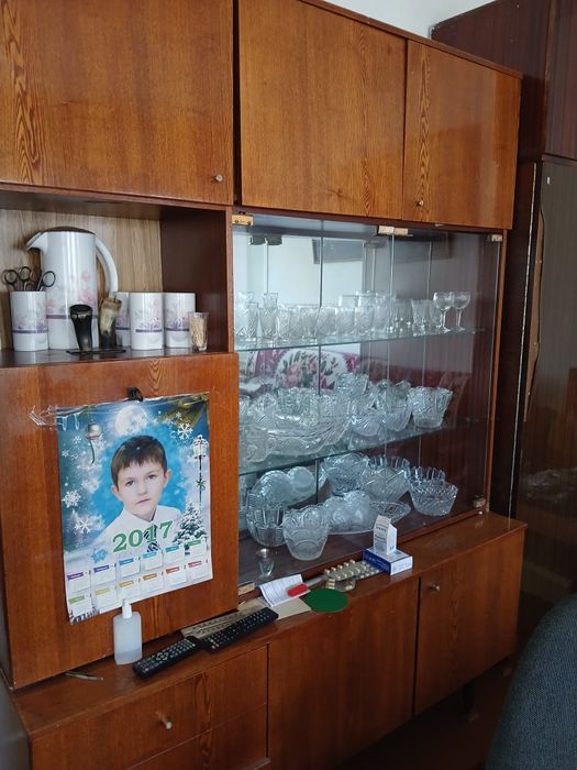 Продаётся сервант старинный