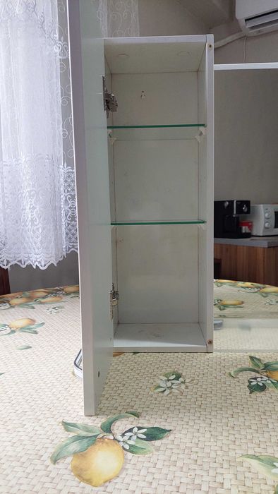 Горен шкаф за баня