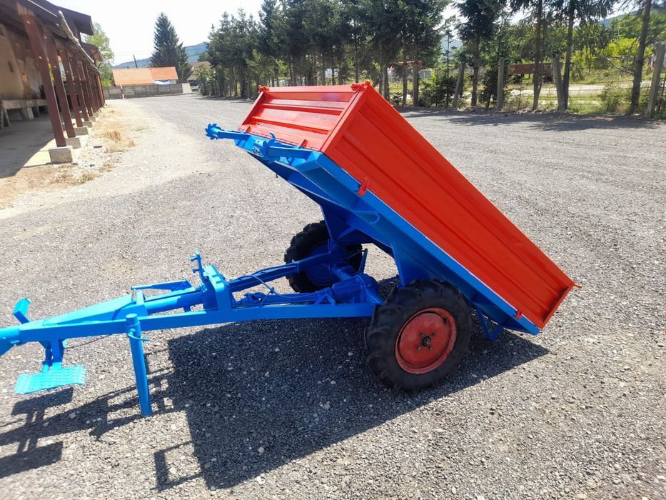 Remorca tractoras basculabila