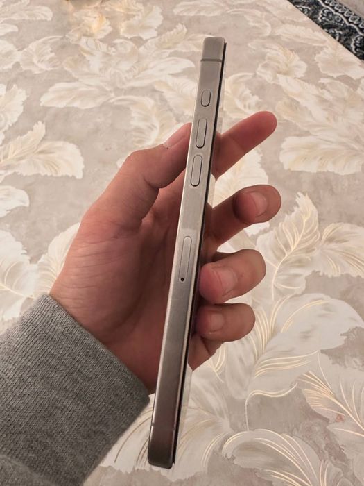 iphone 15 pro max 256 gb qirilgan chizilgan joyi yoq yangidey turipti