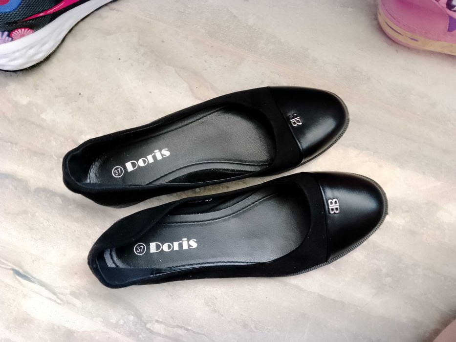 Обувки черни нови