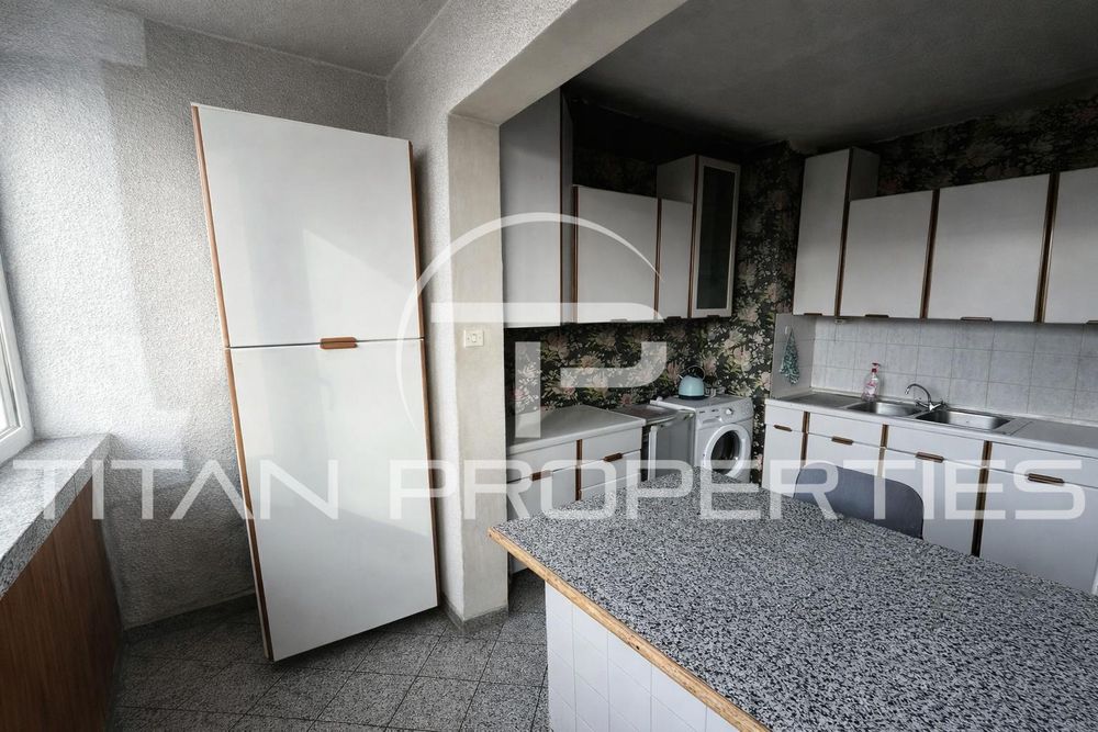 Тристаен за продажба в Център