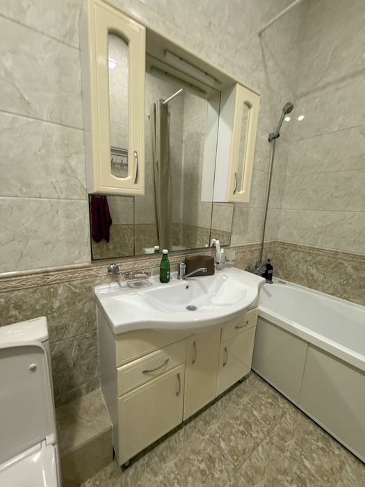 Раковина с зеркалом и тумбой