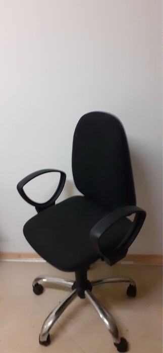 Офис стол - 2бр нови