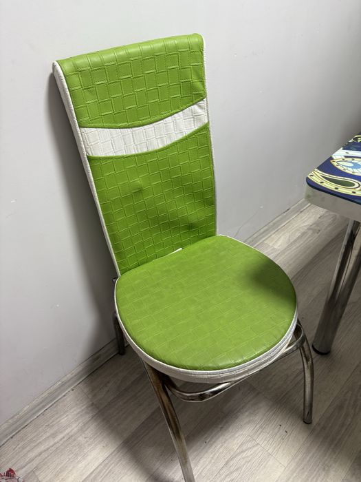 Стол со стулями можно раздвинуть