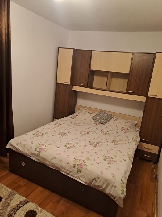 Apartament cu trei camere de inchiriat.