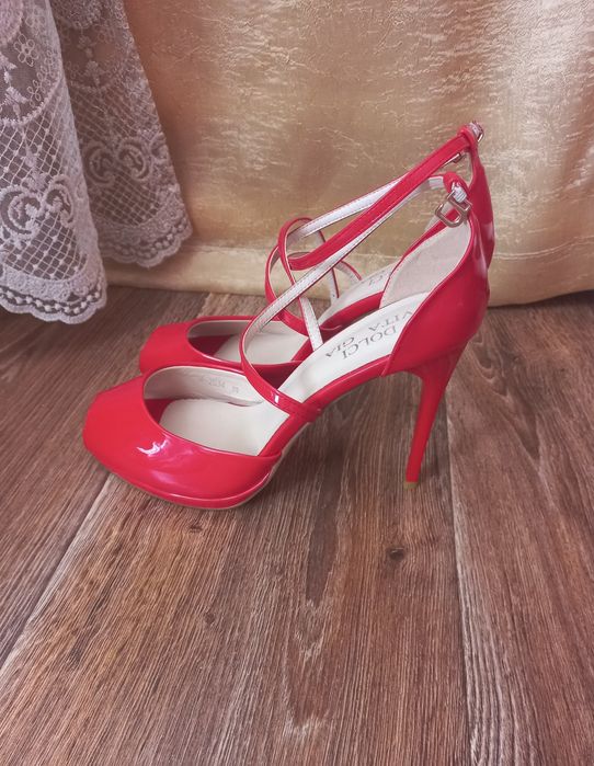 Красные туфли с ремешками