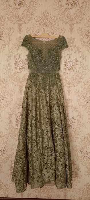 Продаётся вечерное платья с камнями