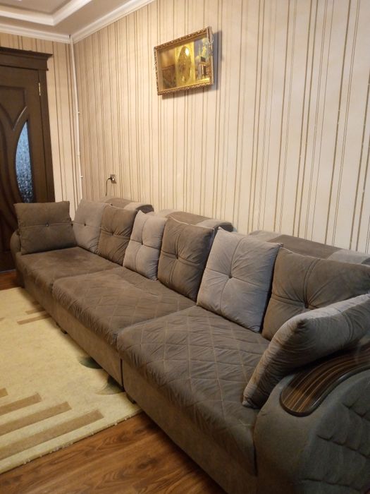 Диван 3 М разделён на 3 часть саостаяния средний