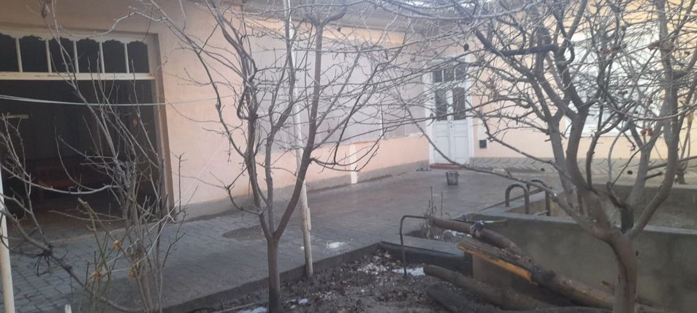 Hovli sotiladi 5 sotiq  xonasi 7 ta