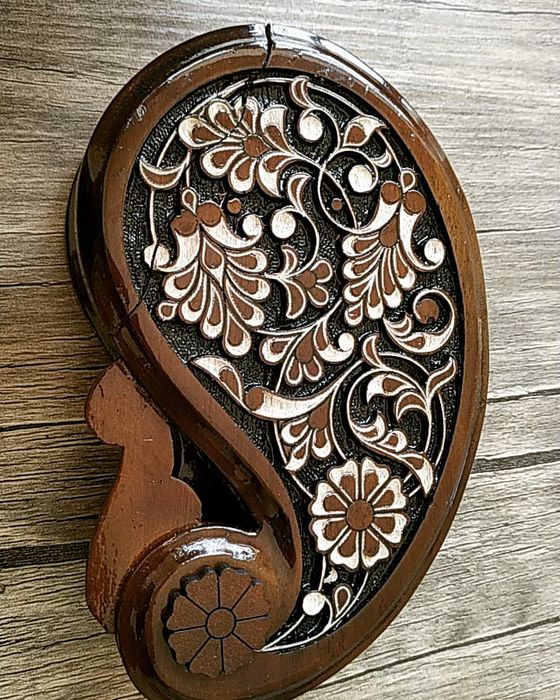 Sirli Quticha yong'oq darxtidan yasalgan sirli ochiladi