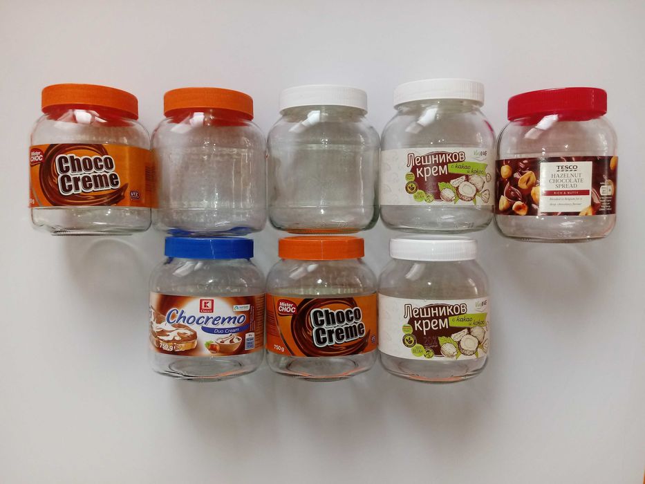 Бурканчета от гранулирано кафе и течен шоколад