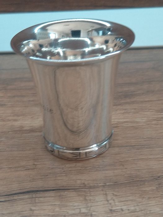 Продавам антикварна Английска сребърна чаша Келтски мотиви уникална