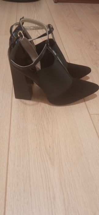 Елегантни обувки на висок ток