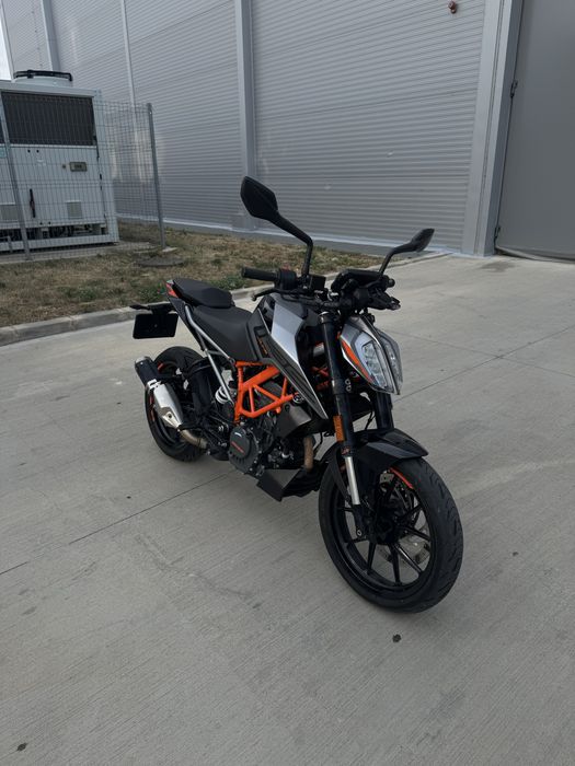 Vand ktm duke 125 an 2023 stare perfecta.