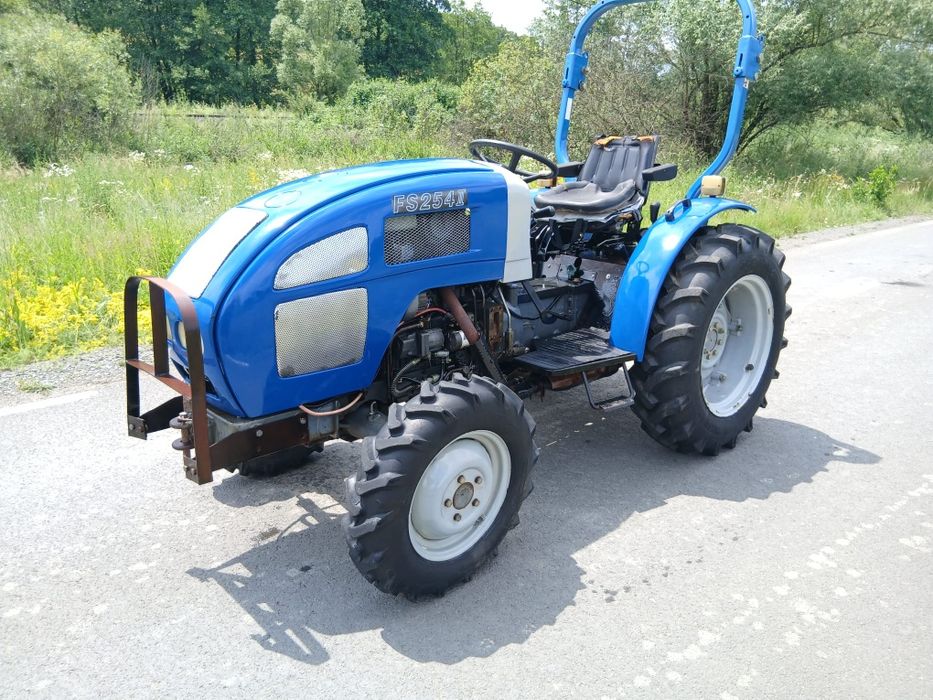 Tractor Mahindra 4x4 25 cp în 3 cilindri recent adus (Fiat)