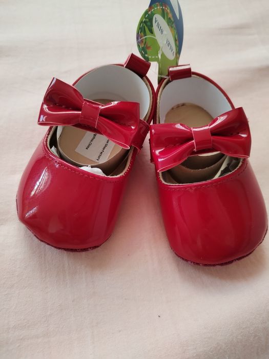 Бебешки червени обувки