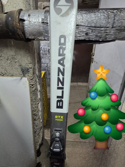 Sky-uri adulți cu echipament sky