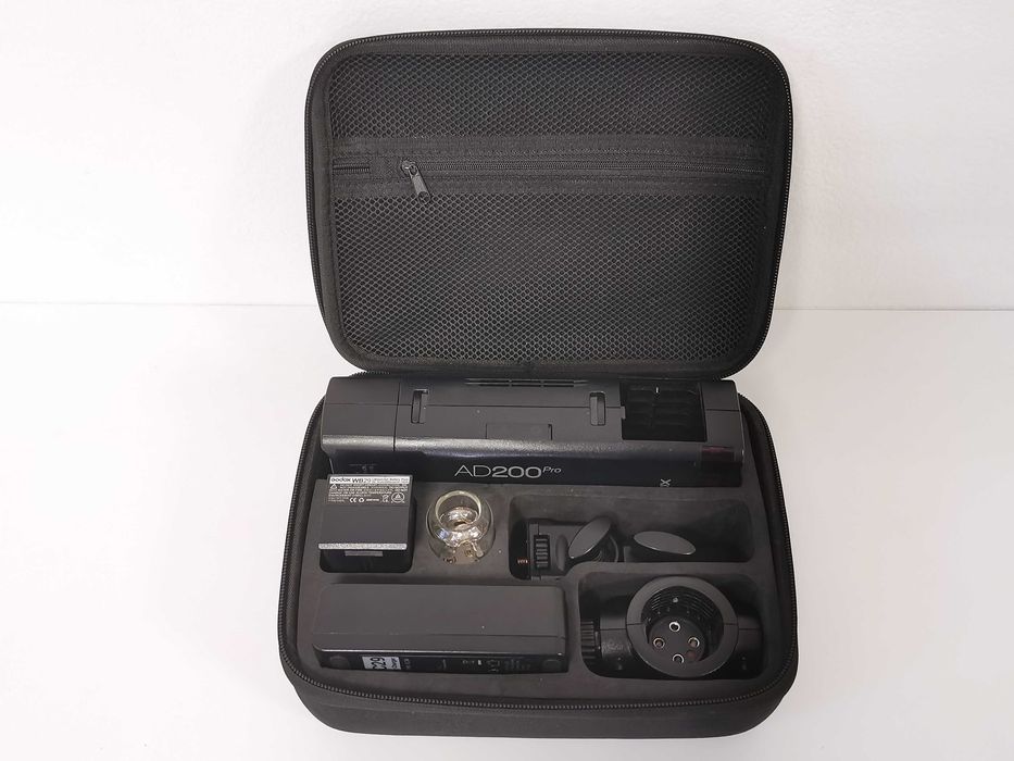 Преносима светкавица Godox AD200 Pro