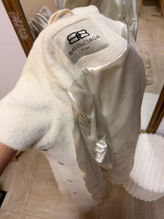 Продавам шуба кремова Balenciaga