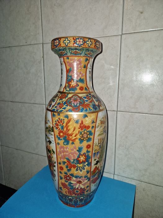 Vaza de porțelan cu motive japoneze