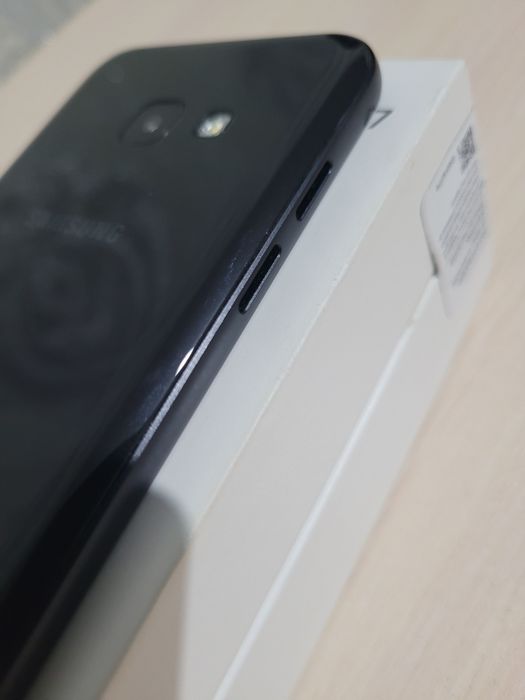 Продаю Samsung A3 (2017)