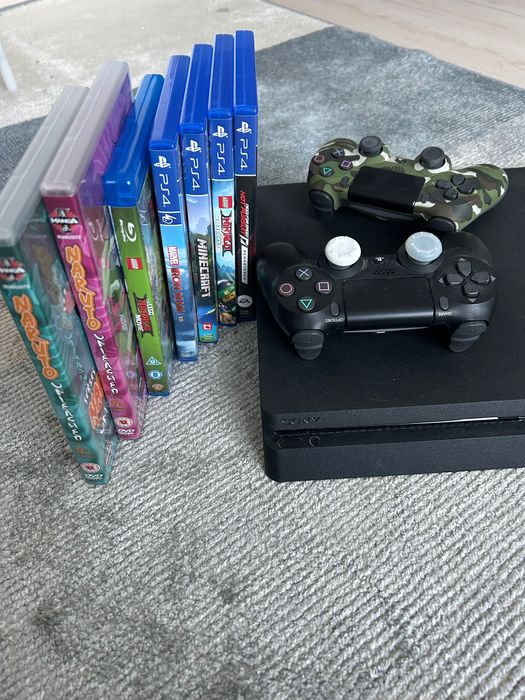 PS4 в перфектно състояние, включващ 2 джойстика. Идеален за любителите на видеоигри.