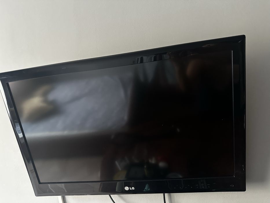 Телевизор LG в отличном состоянии с кронштейном.