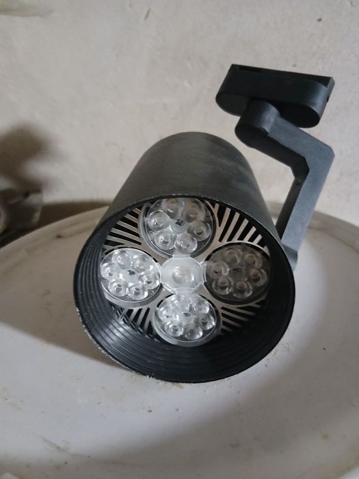 Продается трековые светильники!