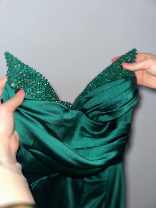 Това е дълга официална рокля в изумрудено зелено.