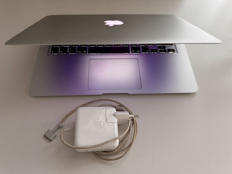 Vând MacBook Air 13” 2017 - i7, 8GB RAM, stare bună Bucuresti