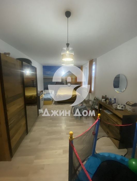 Едноетажна къща с двор в гр. Камено